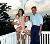 586px-JFK_and_family_in_Hyannis_Port_04_August_1962-e1384990910369
