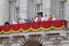 800px-The_British_royal_family_on_the_balcony_of_Buckingham_Palace