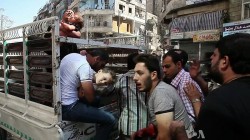 800px-Wounded_civilians_arrive_at_hospital_Aleppo