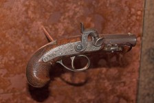 1024px-Gun_used_to_assassinate_Abraham_Lincoln_on_display_at_Ford's_Theatre,_Washington,_D.C