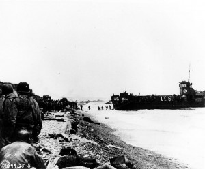 800px-American_assault_troops_at_Omaha_Beach_01