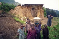 1024px-Rwandan_children_at_Volcans_National_Park