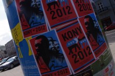 Plakat_akcji_Kony_2012_przy_pl._Trzech_Krzyży_w_Warszawie