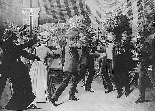 Czolgosz_shoots_President_McKinley_with_a_concealed_revolver,_at_Pan-American_Exposition_reception,_Sept._6th,_1901